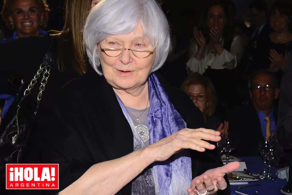 Ele tem 96 anos. Ela é a última diva da dourada Hollywood, sua história de amor conquistou o mundo e uma doença grave a forçou à reclusão.