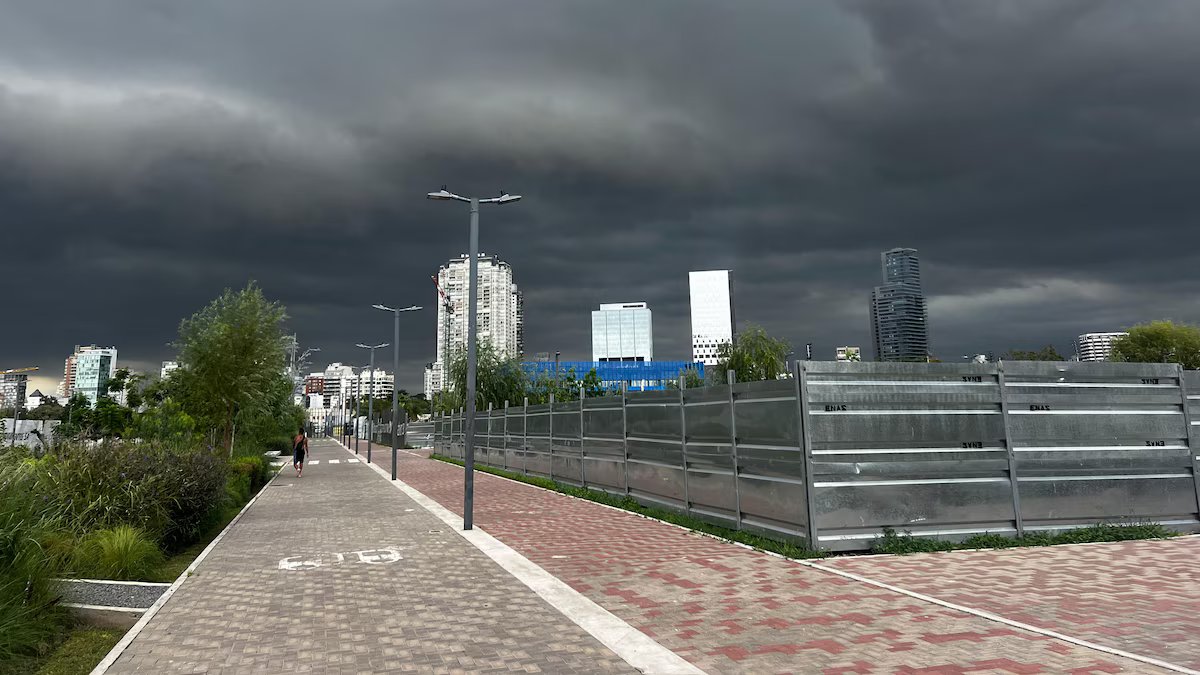 Eles alertam para fortes chuvas na cidade e em grande parte do estado