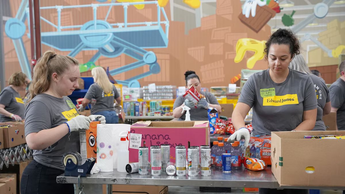 Eles estão distribuindo alimentos frescos gratuitamente de 6 a 12 de abril em pontos de entrega para famílias na Flórida