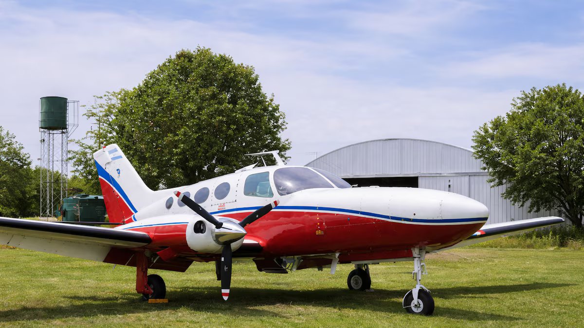 Eles estão leiloando o avião por apenas 50 milhões de pesos