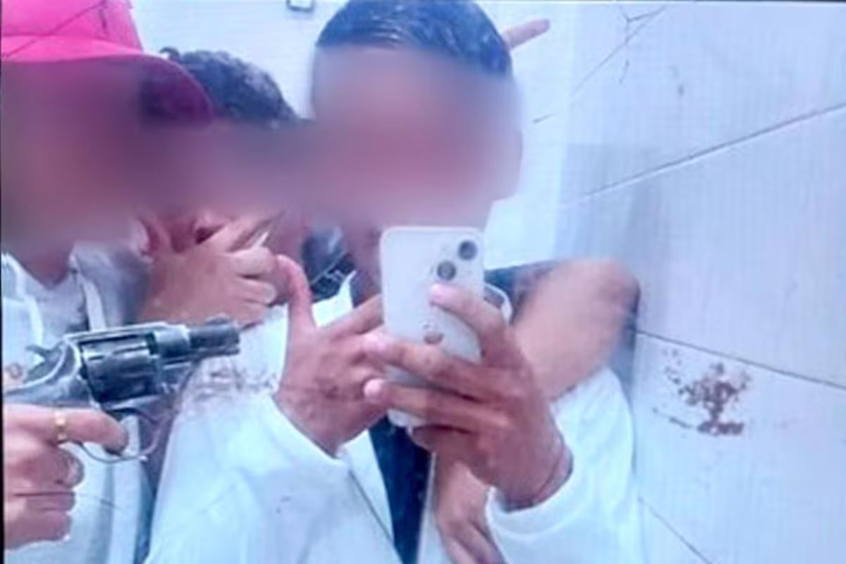 Eles invadiram e acusaram um estudante de 16 anos que posou com uma arma no banheiro de uma escola de Balvanera.