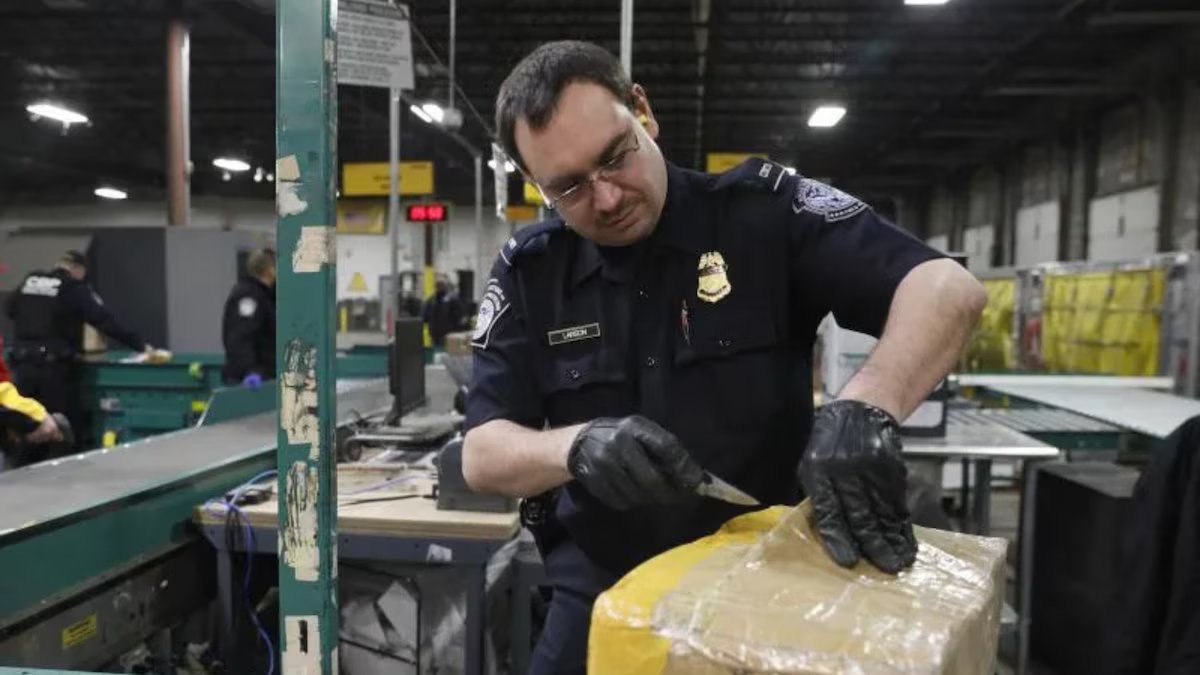 Eles tentaram entrar em Nova York com baterias fraudulentas, mas o CBP os pegou