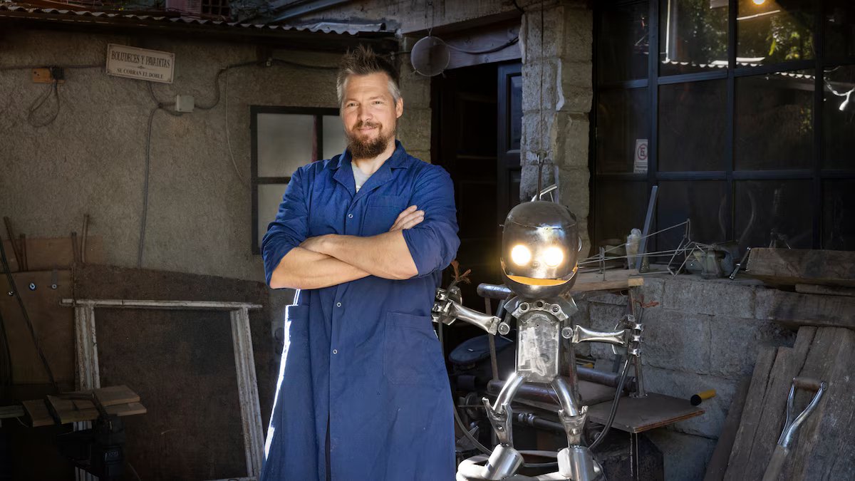 Em sua oficina em Villa La Angostura, ele transforma o que outros descartam em esculturas incríveis.