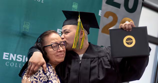 Ensign College realiza formatura histórica na prisão de Utah – Deseret News