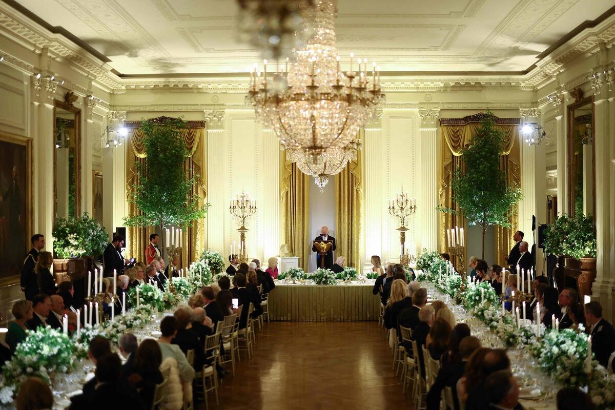 Entre a piscadela, as provocações e o presente surpresa: a sala dos fundos do jantar de Estado de Trump e Carlos III