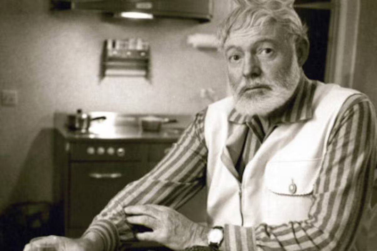 Ernest Hemingway. “São necessários dois anos para aprender a falar e 60 para aprender a calar”