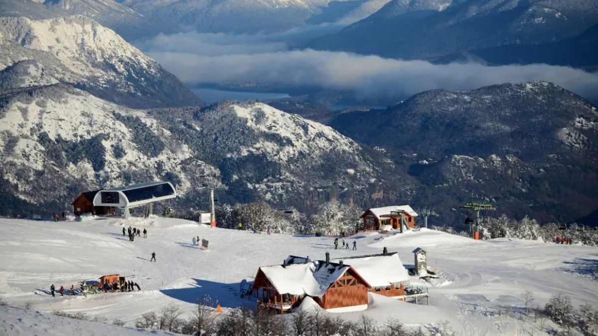 Estão reformando o aeroporto da cidade, fundamental para o turismo, e duplicando sua capacidade
