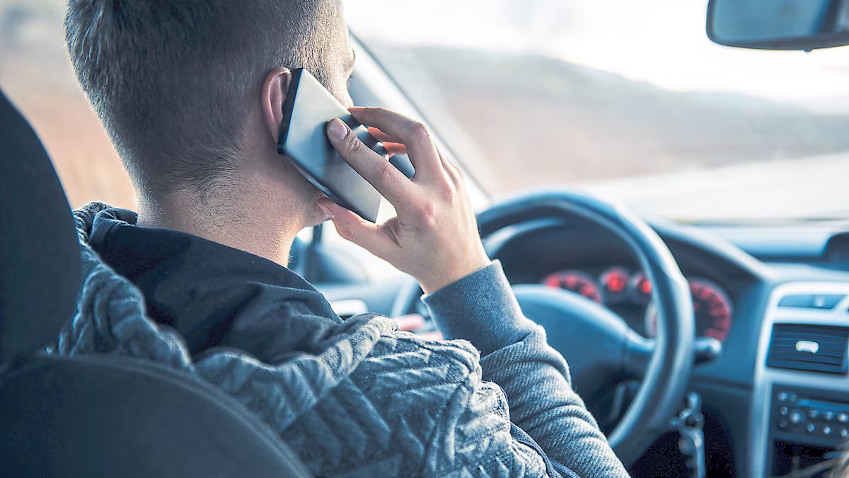 Este é um sistema de gerenciamento de tráfego que detecta motoristas usando o celular enquanto dirigem