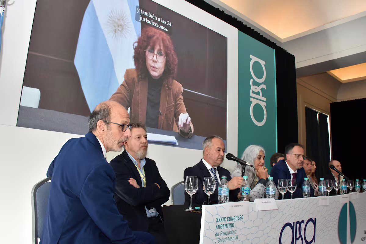 “Evite a porta giratória.” O governo defendeu a reforma da saúde mental numa conferência de 6.000 profissionais.