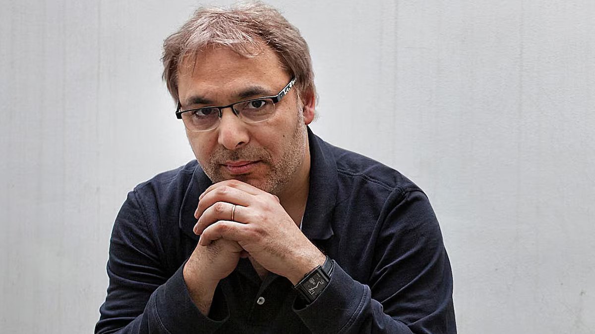 Gabriel Rolon. “Um bom amor não é aquele que não te faz sofrer, mas aquele que te machuca a ponto de ser tolerado.”