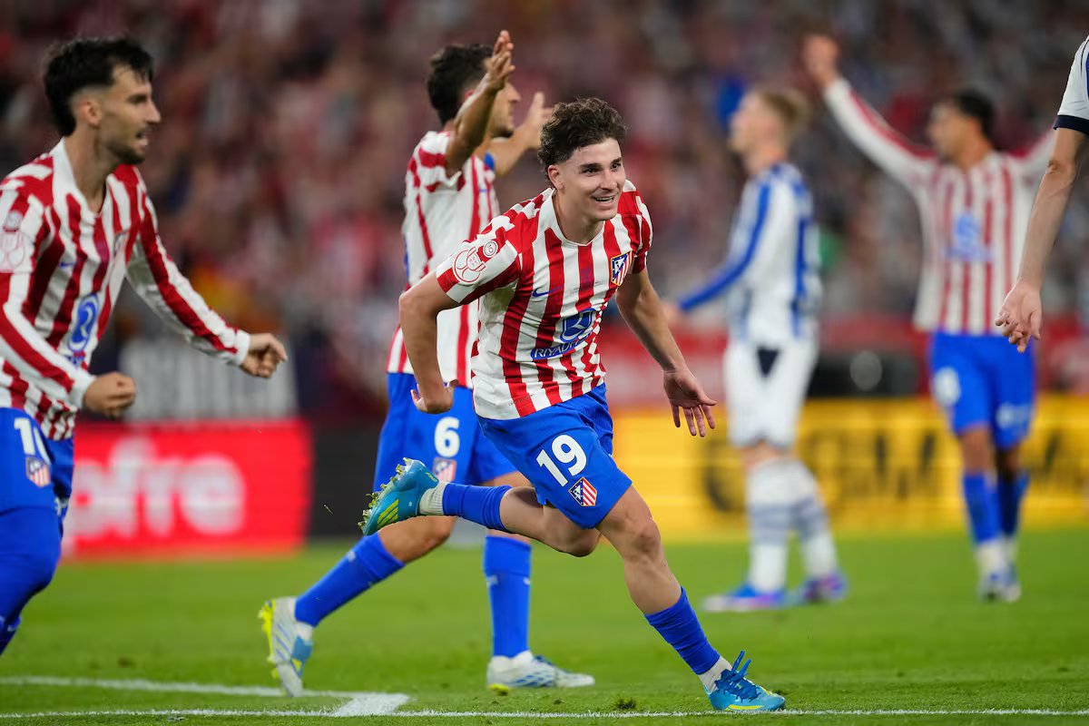 Gol do craque Julián Alvarez: controle, calcanhar, belo e chute de pé esquerdo para escanteio na final da copa.