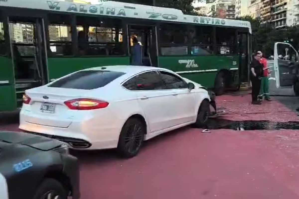 Grave colisão entre um ônibus e um carro em 9 de Julio e Santa Fé