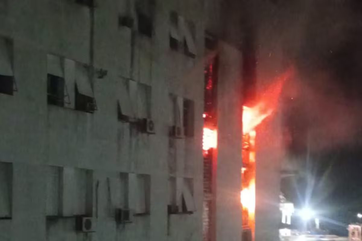 Incêndio no edifício Libertad da Marinha Argentina. operação de emergência e pelo menos 75 evacuados