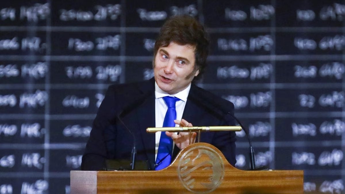 Javier Miele e seus acontecimentos, ao vivo. A viagem de Caputo a Washington e a derrota de Orbán na Hungria