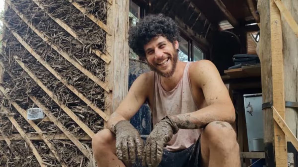 Jeronimo, filho hippie de Julian Veitch, mostra como funciona o biopool de sua casa sustentável