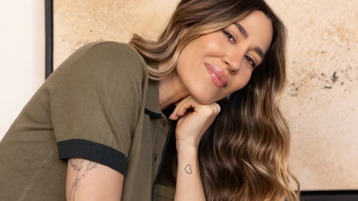 Jimena Baron passou um dia agitado em campo. vídeo engraçado de “ataque” de galinha.