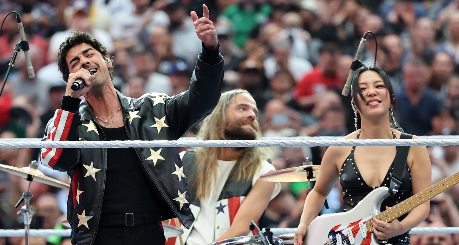 Joe Jonas canta hino nacional com DNCE na WrestleMania em Las Vegas após lançar novo vlog com a namorada Tatiana Gabriela | DNCE, Jack Lawless, JinJoo Lee, Joe Jonas, WWE | Notícias e fofocas sobre celebridades | Entretenimento, fotos e vídeos
