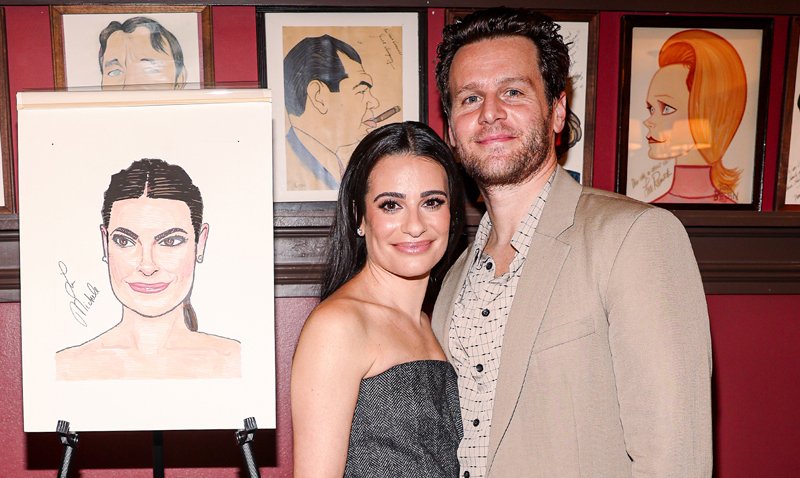 Lea Michele é apoiada por membros do elenco de ‘Glee’ na inauguração do retrato de Her Sardi | Aaron Tveit, Broadway, Jonathan Groff, Lea Michele, Nicholas Christopher | Notícias e fofocas sobre celebridades | Entretenimento, fotos e vídeos