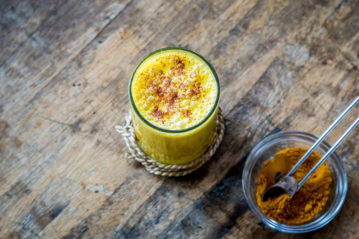 Leite dourado com o estômago vazio. benefícios, efeitos no corpo e o que acontece quando você usa todas as manhãs