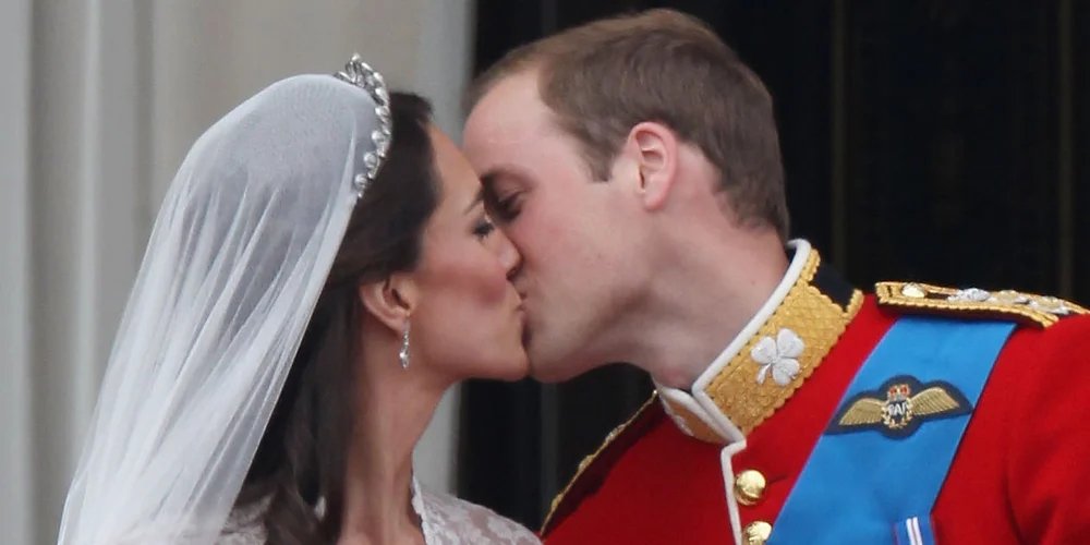 Leitores labiais decodificam o que o príncipe William parecia dizer à princesa Catherine enquanto eles se beijavam no dia do casamento! | Kate Middleton, Príncipe William | Notícias e fofocas sobre celebridades | Entretenimento, fotos e vídeos