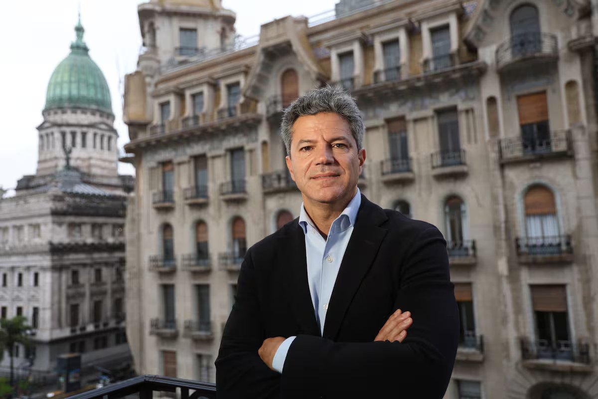 Luciano Laspina. “É muito difícil pensar em decorar uma casa quando ela está pegando fogo, primeiro tem que apagar o fogo”