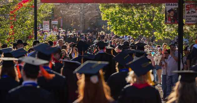 Mais de 3.400 alunos se formam na Southern Utah University – Deseret News