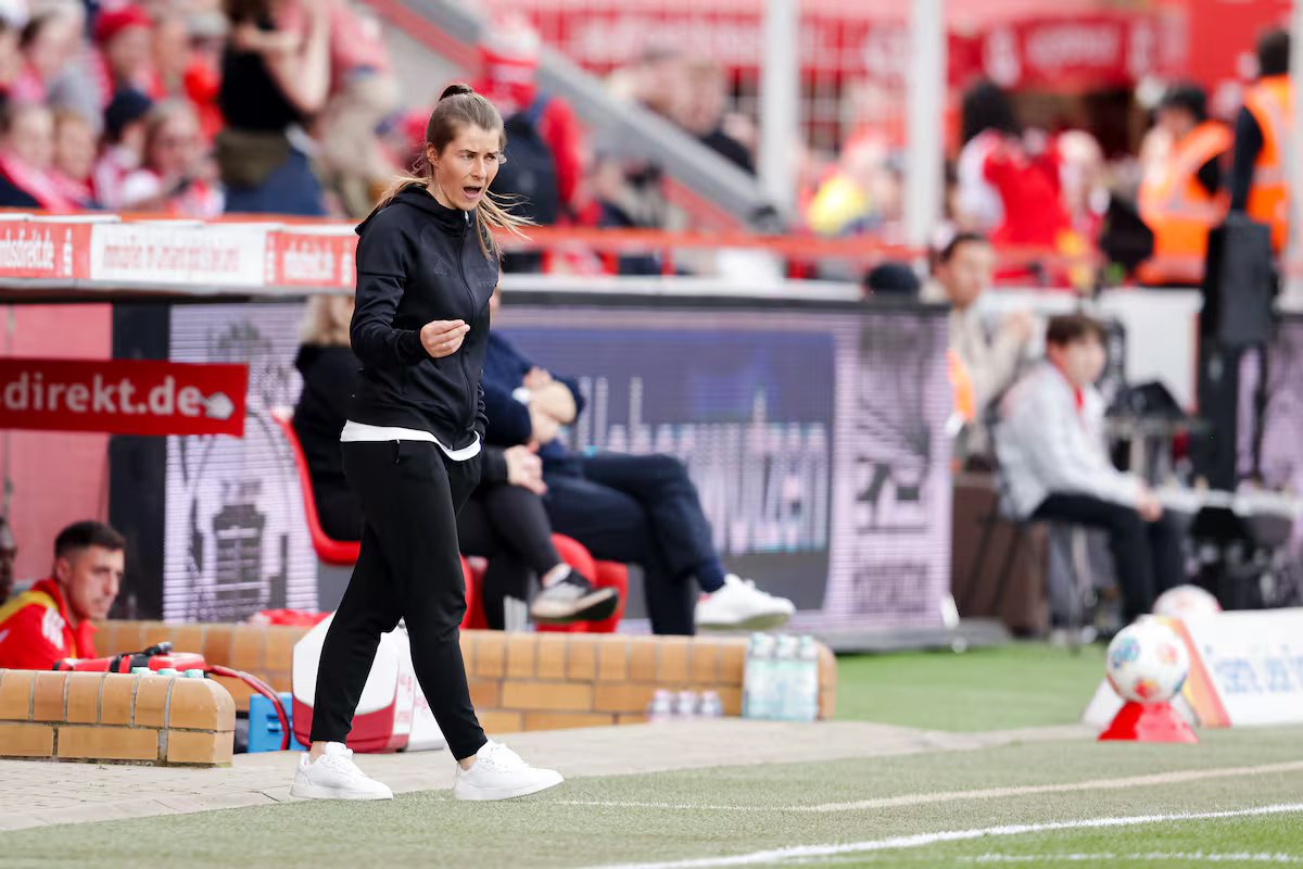 Marie-Louise Etta estreou-se como treinadora do Union Berlin e abriu novos caminhos ao tornar-se a primeira treinadora feminina da Bundesliga.