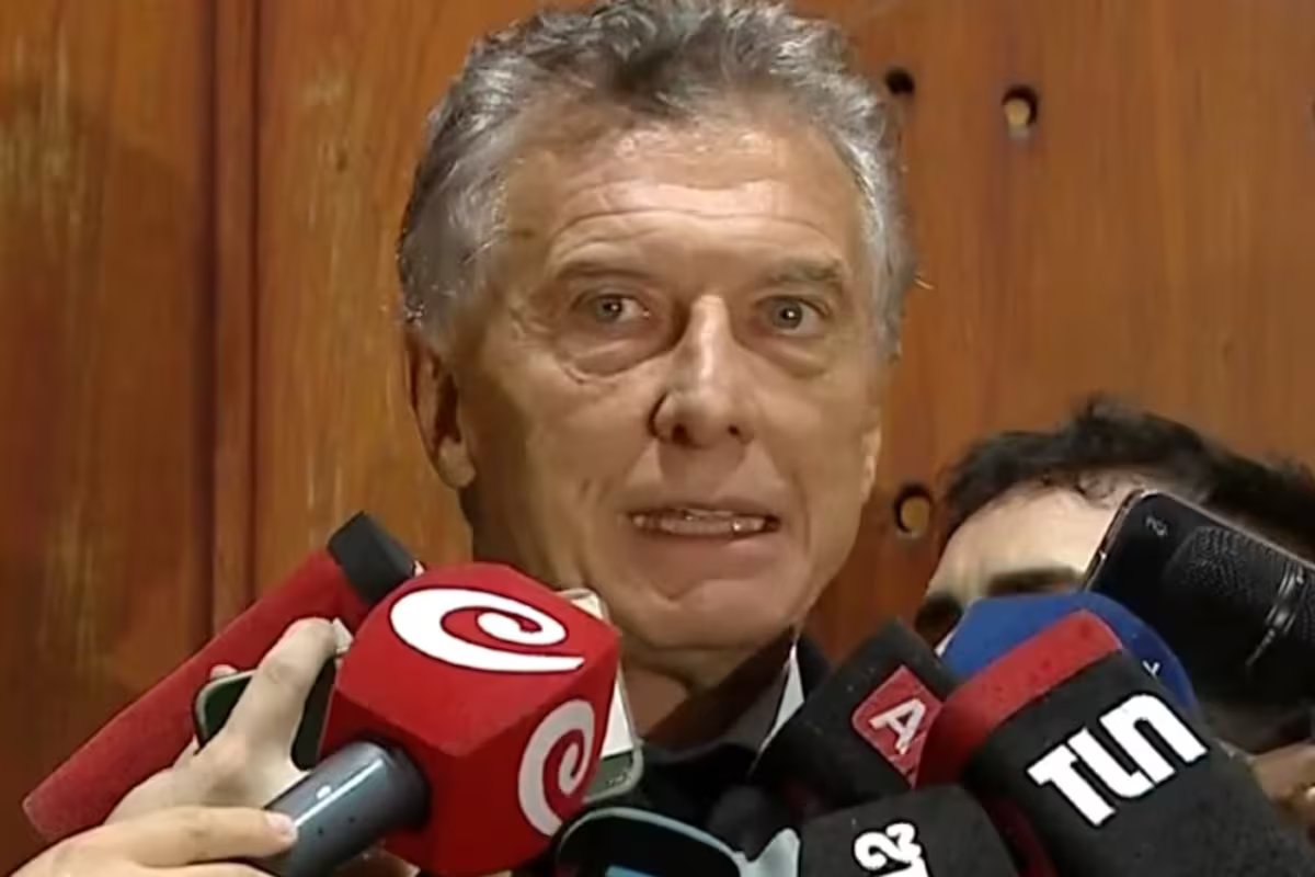 Mauricio Macri se despedindo de Luis Brandoni. “Ele seria meu rival”
