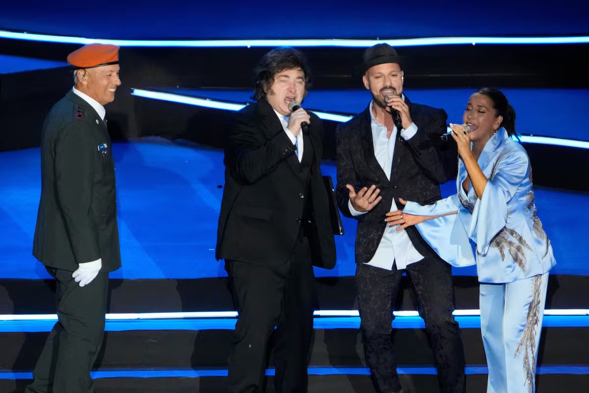 Miley encerrou a turnê por Israel com uma cerimônia de tochas e seu próprio show