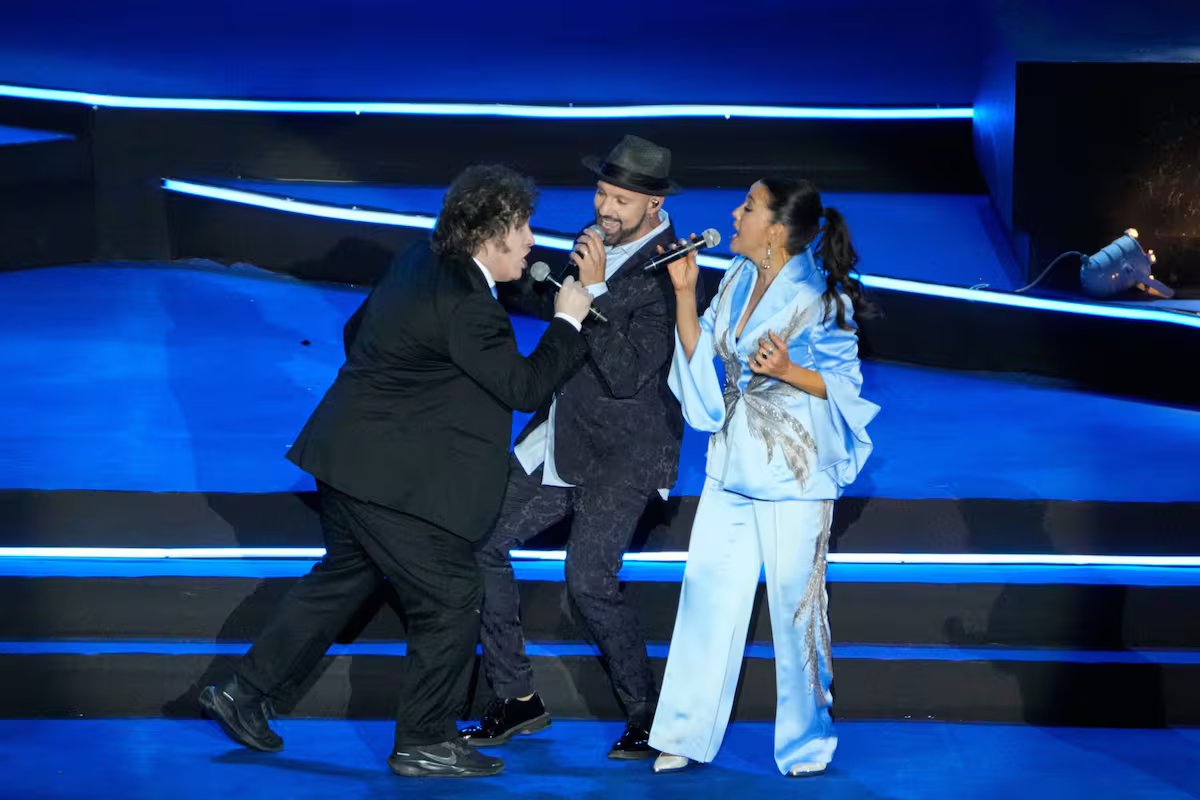 Miley se juntou ao ensaio da cerimônia de acendimento da tocha em Israel e improvisou um número musical