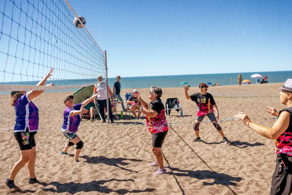 Nem vôlei nem basquete. um esporte popular entre os idosos para melhorar a coordenação e o equilíbrio
