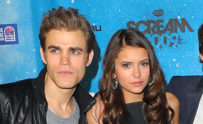 Nina Dobrev e Paul Wesley de The Vampire Diaries se reencontram em um jogo da NBA, sentados juntos na quadra | basquete, NBA, Nina Dobrev, Paul Wesley, Vampire Diaries | Notícias e fofocas sobre celebridades | Entretenimento, fotos e vídeos