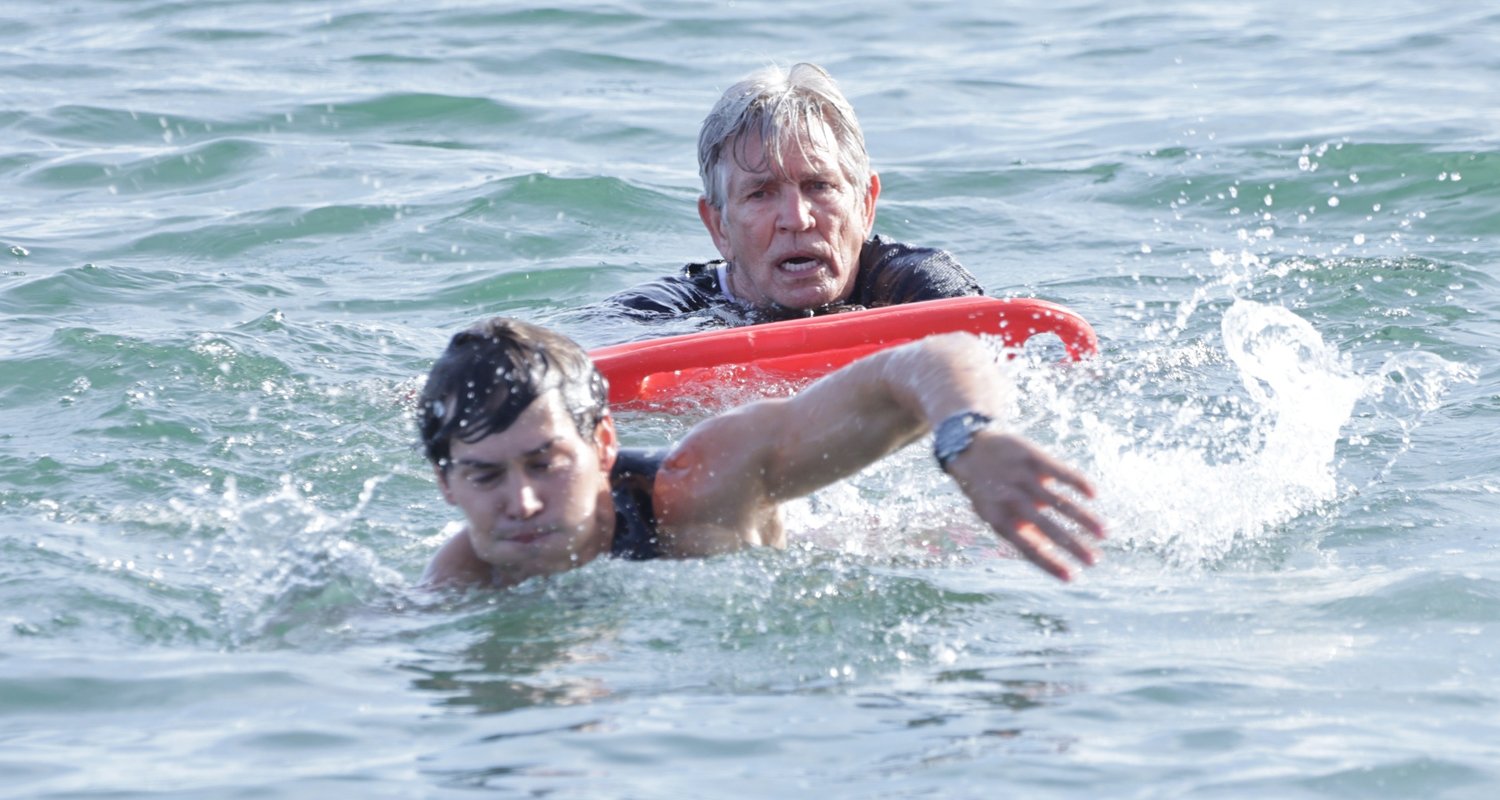 Noah Beck salva Eric Roberts durante as filmagens da cena de resgate de ‘Baywatch’ | Baywatch Eric Roberts Jessica Belkin Noah Beck Stephen Amell | Notícias e fofocas sobre celebridades | Entretenimento, fotos e vídeos