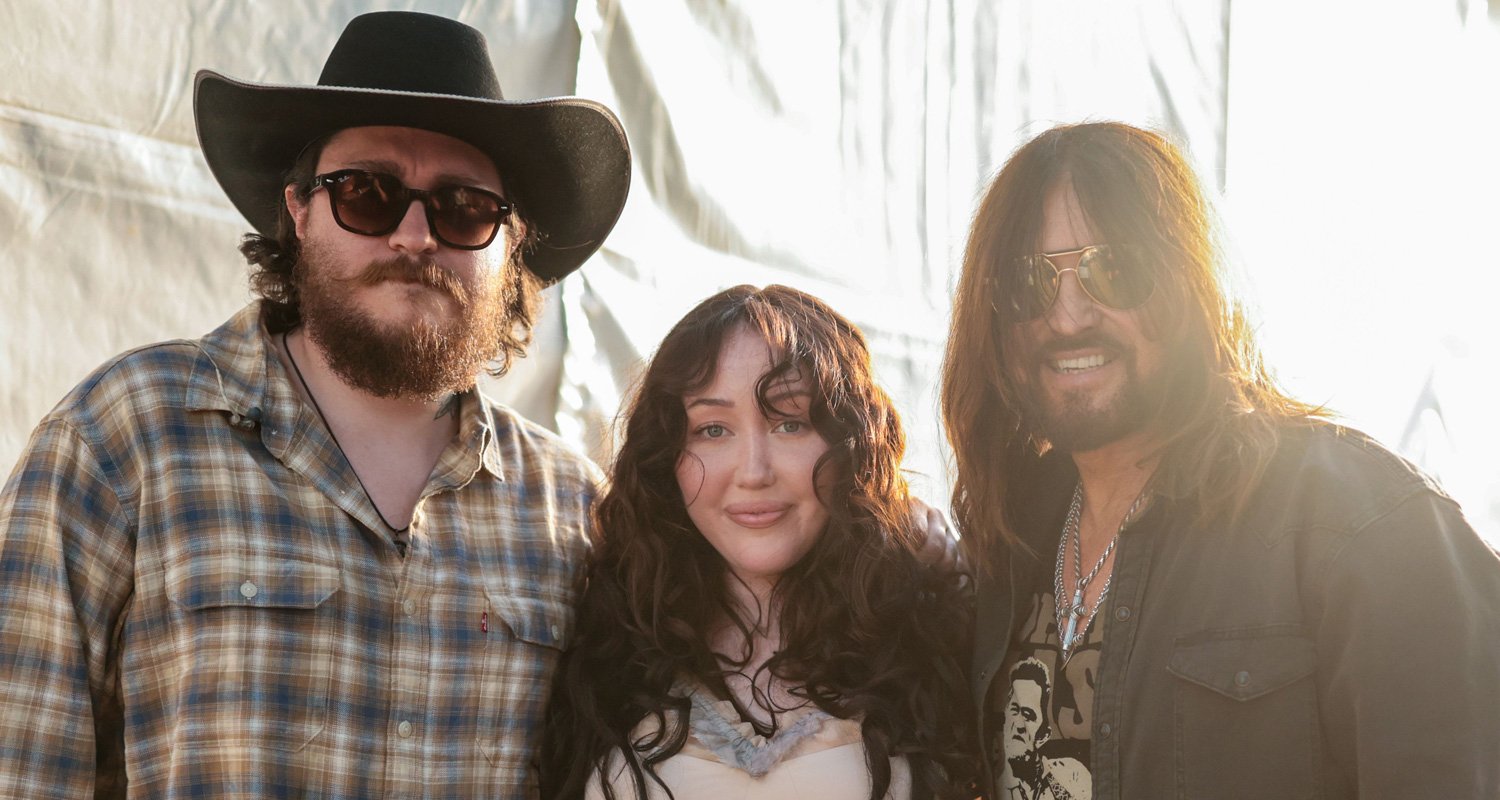 Noah Cyrus traz o pai Billy Ray e o irmão Braison durante a estreia na diligência | 2026 Stagecoach Festival, Billy Ray Cyrus, Braison Cyrus, Noah Cyrus, Stagecoach | Notícias e fofocas sobre celebridades | Entretenimento, fotos e vídeos