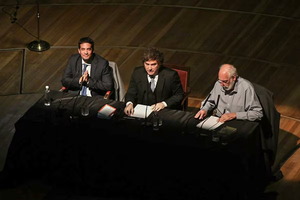 Nos bastidores do evento: um alerta sobre o “extermínio” da Europa, um abraço em Caputo e um grito que incomodou Millais;