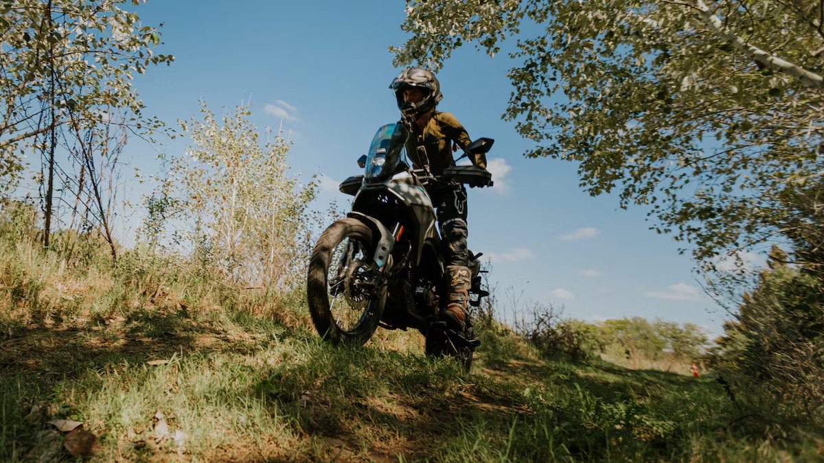 Nova motocicleta com “botão antifurto” e foco em tecnologia chega à Argentina