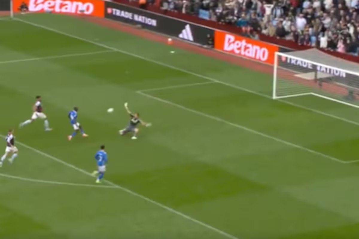 O Aston Villa venceu o Sunderland por 4 a 3 na prorrogação graças a uma grande defesa de Dibu Martinez