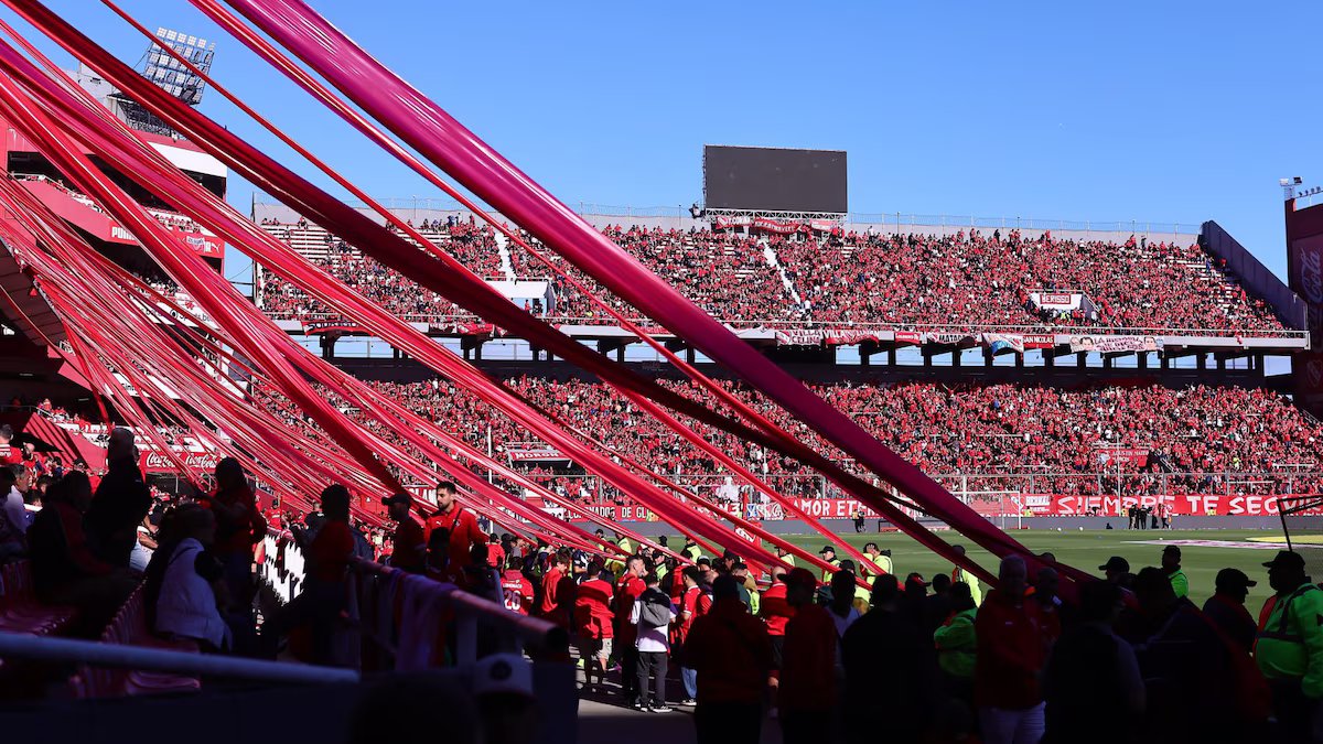 O Independiente espera pelo Racing, na cor de sempre. o jogo está chegando