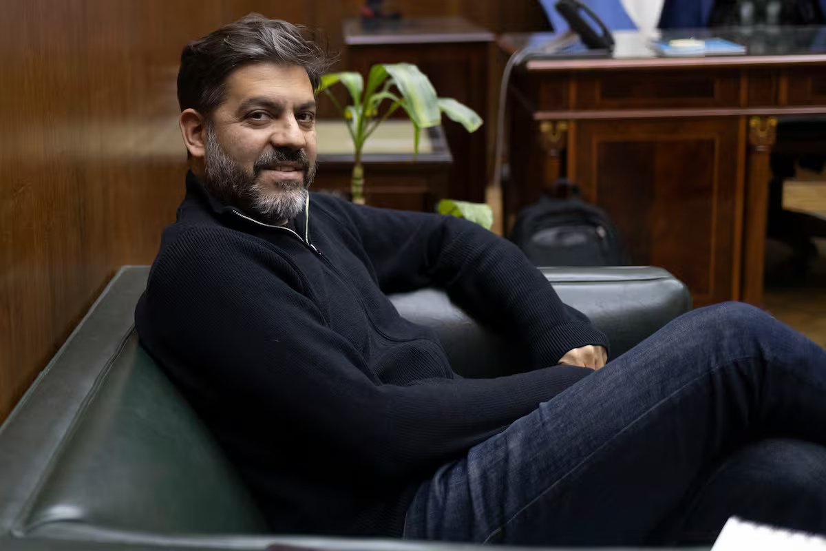 O Ministro do Governo de Buenos Aires fez uma operação na Espanha e não pôde retornar ao país com Kitsilof.