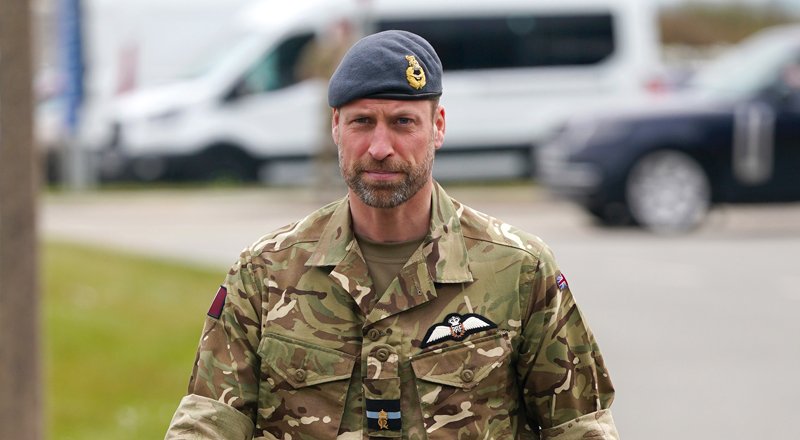 O Príncipe William veste seu uniforme novamente ao retornar à sua antiga base aérea, 13 anos depois de se aposentar como piloto | Fotos espontâneas, Príncipe William | Notícias e fofocas sobre celebridades | Entretenimento, fotos e vídeos