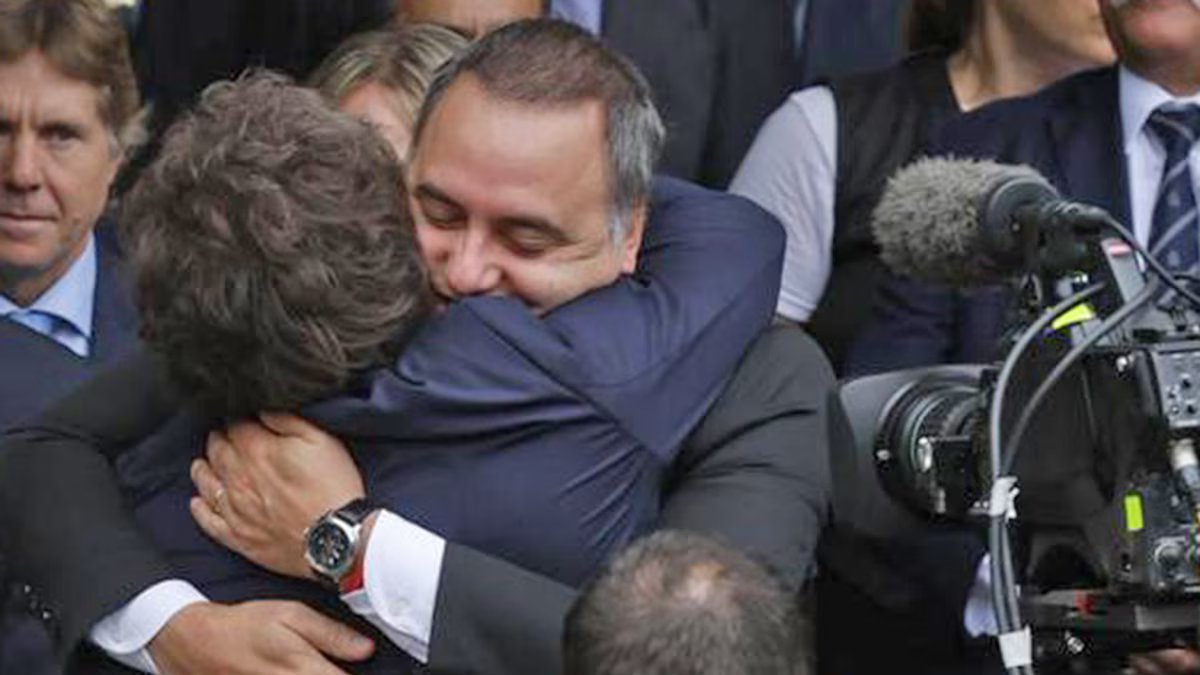 O abraço de Millet em Adorni, uma nova demonstração de apoio ao chefe de gabinete