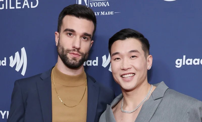 O ator de ‘Scrubs’ Joel Kim Booster fala sobre seu casamento não monogâmico e como isso afeta a imagem corporal | Joel Kim Booster, John-Michael Sudsina | Notícias e fofocas sobre celebridades | Entretenimento, fotos e vídeos