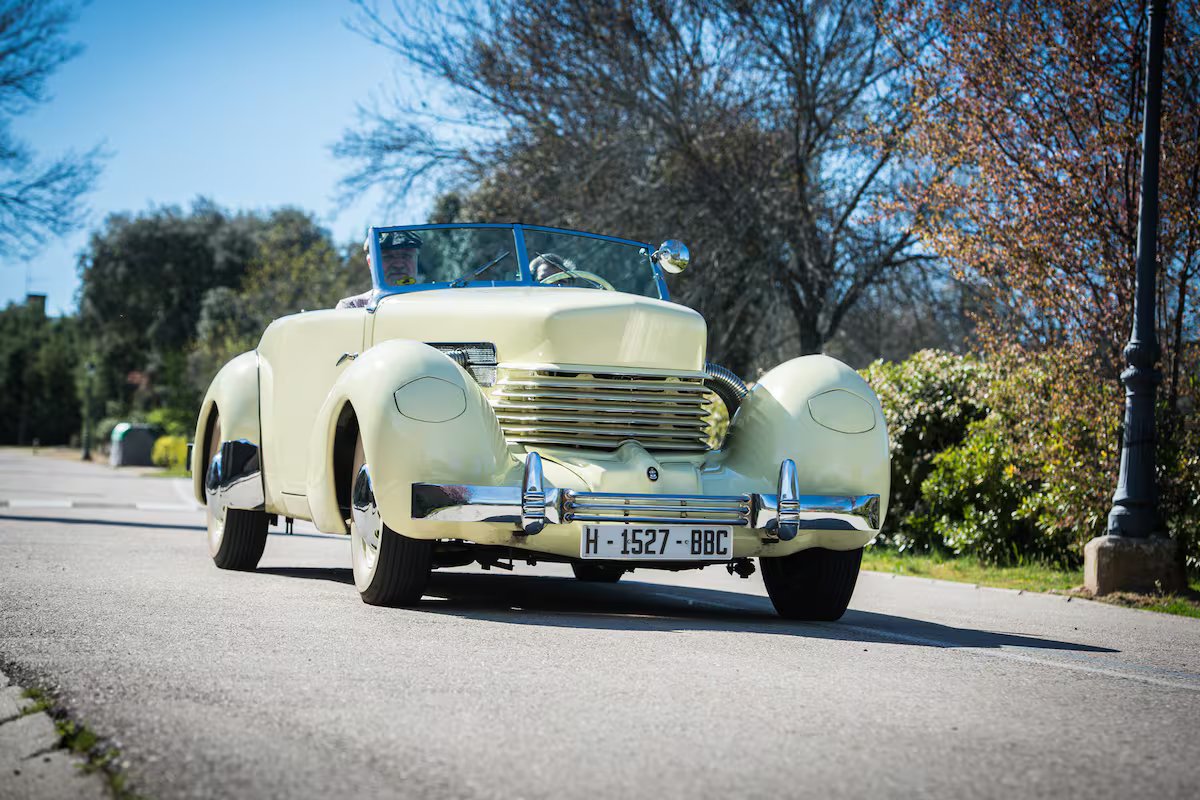 O carro que antecipou o futuro da indústria com faróis “escondidos”