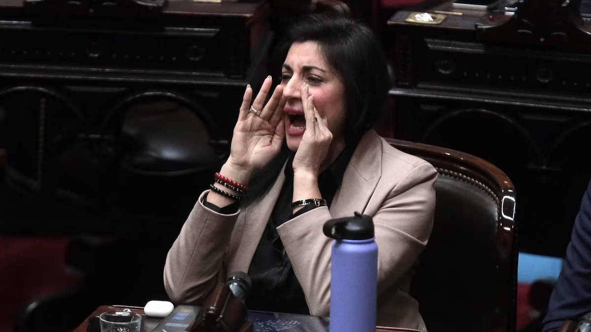 O deputado liberal disse que se encontrou com o embaixador da Checoslováquia, país que se dissolveu em 1992.