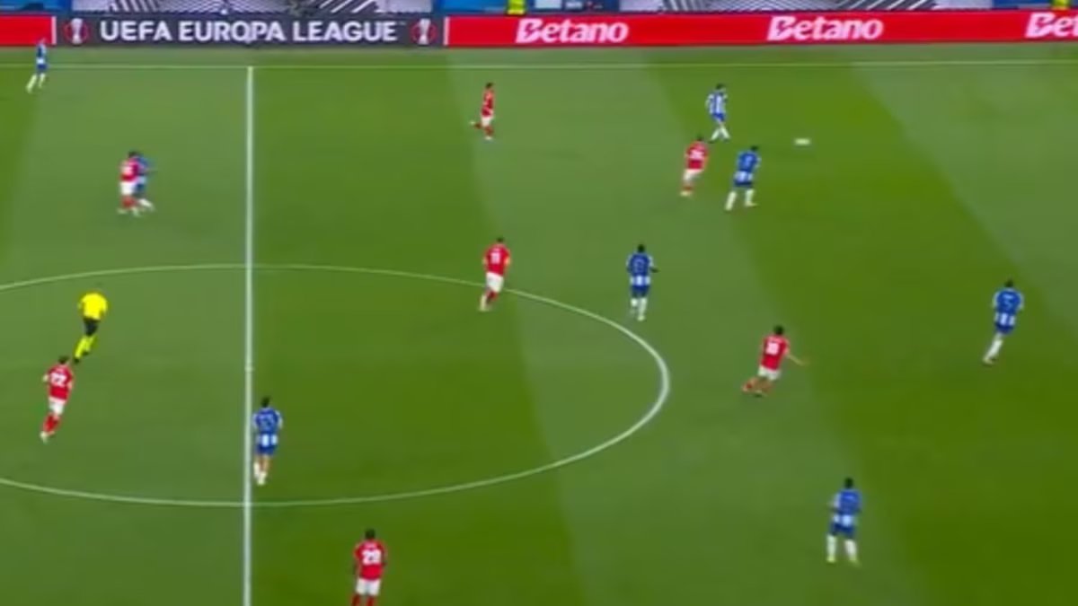 O gol mais inusitado – de quase metade do campo – na Liga Europa