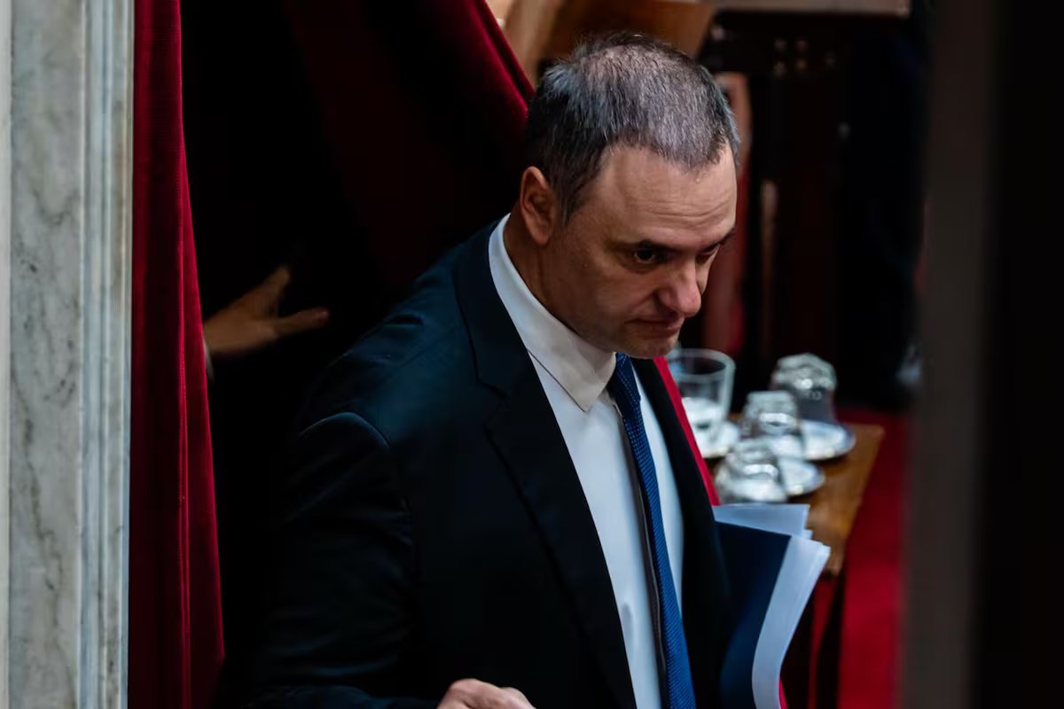 O governo estuda a questão da condenação do deputado Rodolfo Tailhade por divulgar informações sobre a família de Manuel Adorni.