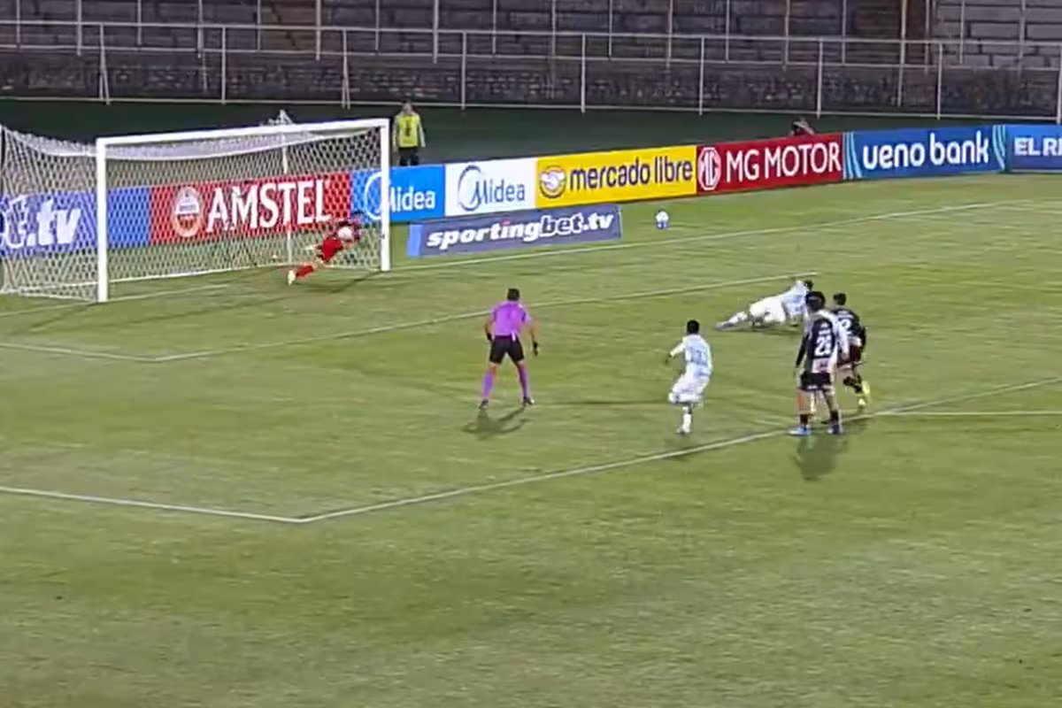 O gremista perdeu três pênaltis seguidos na Copa Sul-Americana e a partida terminou empatada.