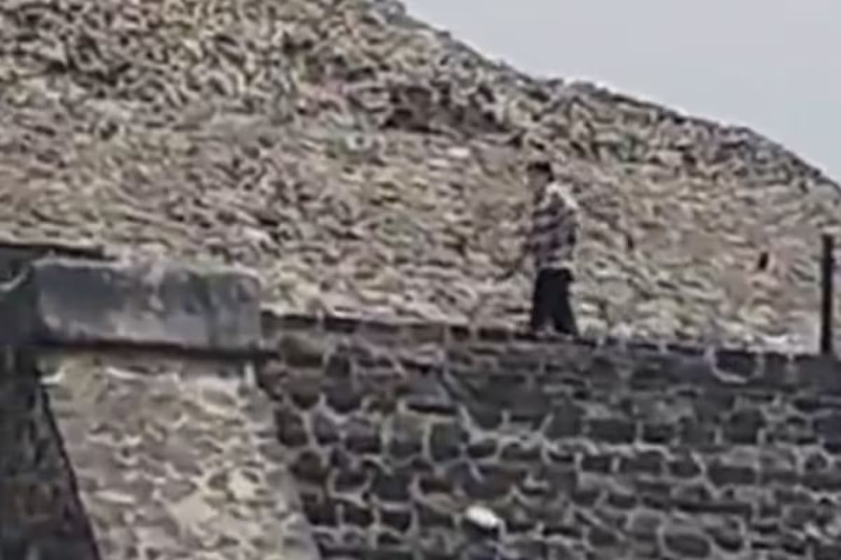 O homem começou a atirar do topo da pirâmide de Teotihuacan. ele matou o turista e cometeu suicídio.