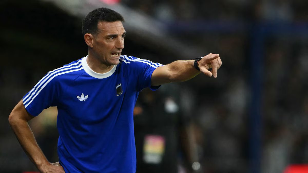 O inusitado incidente com o infiltrado na conferência de Scaloni, que falou sobre time, Barco e Itália