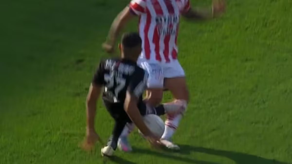 O jogador do Riestra que jogou apenas 15 segundos e viu o vermelho por uma entrada brutal contra o Union